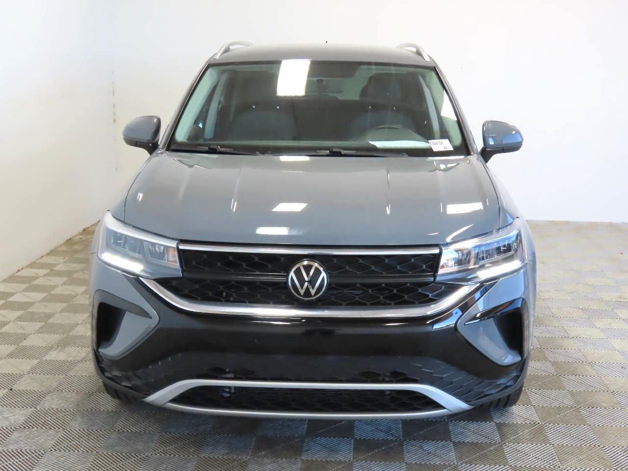 Used 2022 Volkswagen Taos SE FWD image 2