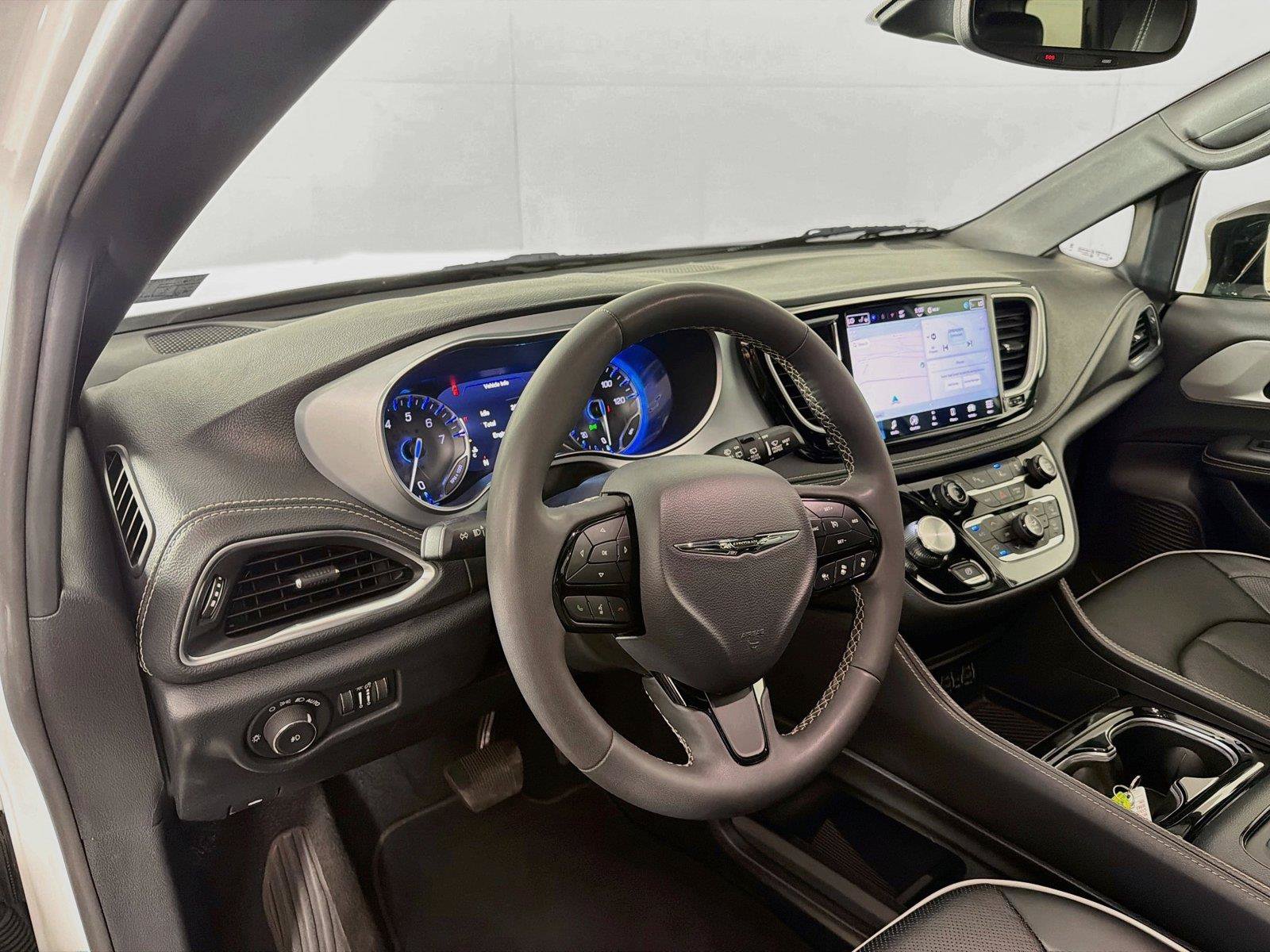 Used 2025 Chrysler Pacifica Limited FWD image 16