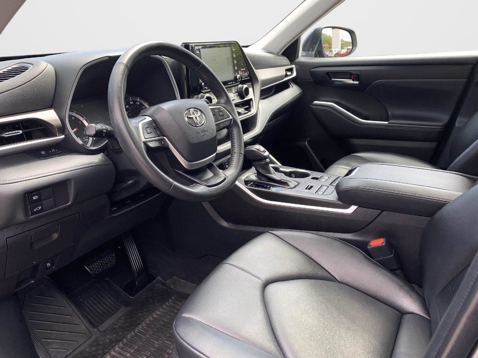 Used 2022 Toyota Highlander XLE AWD/4WD image 32