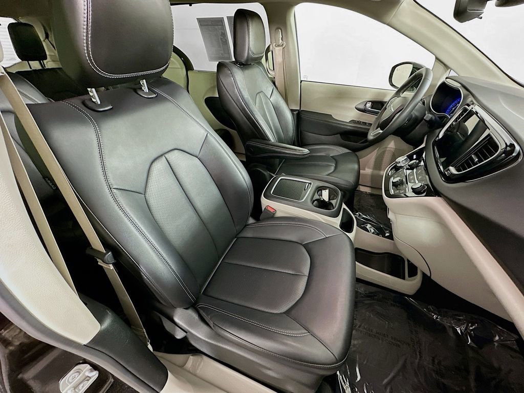 Certified 2024 Chrysler Pacifica Touring-L image 38