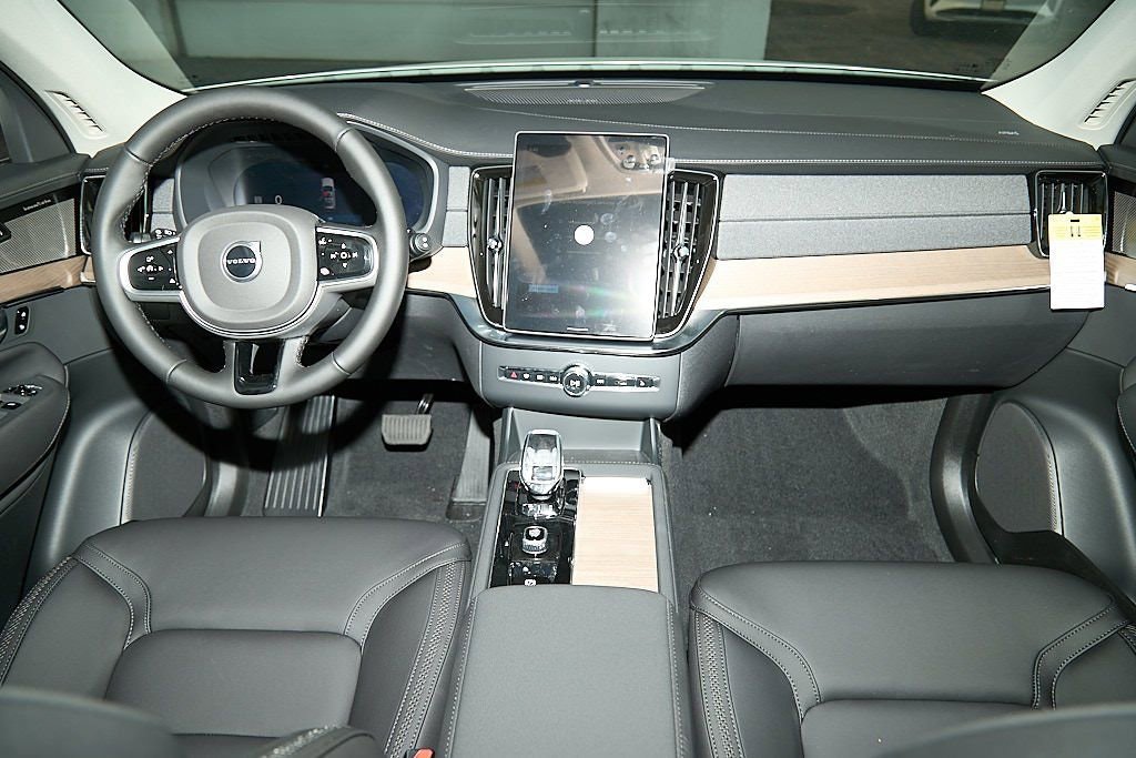 New 2026 Volvo XC90 B6 Plus w/ Protection Package image 24