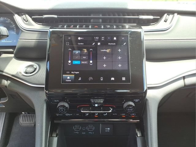 Used 2023 Jeep Grand Cherokee Laredo AWD/4WD image 18