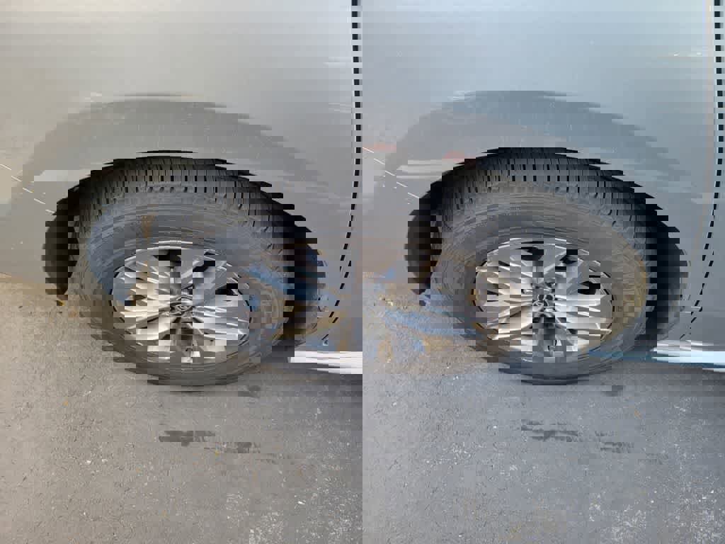 Used 2025 Toyota Sienna XLE image 5