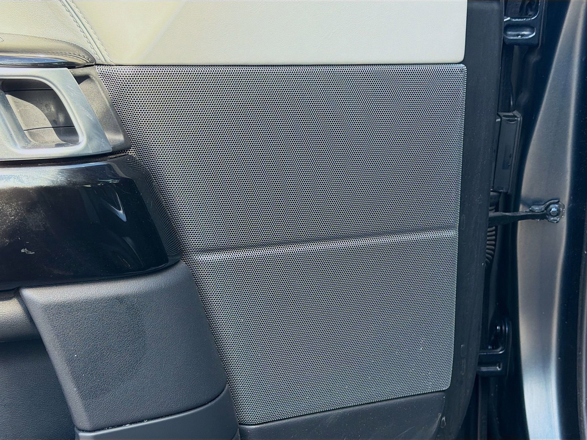 Used 2020 Land Rover Range Rover Sport SVR image 25