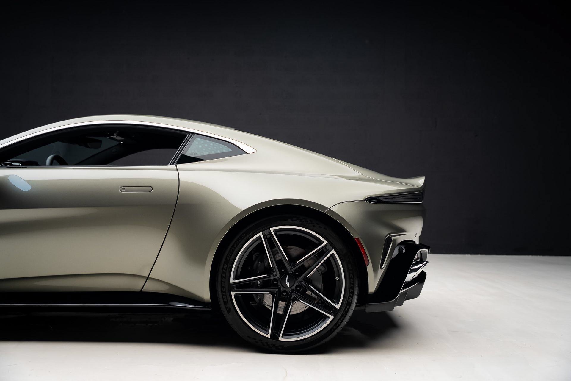 Used 2025 Aston Martin V8 Vantage Coupe RWD image 20