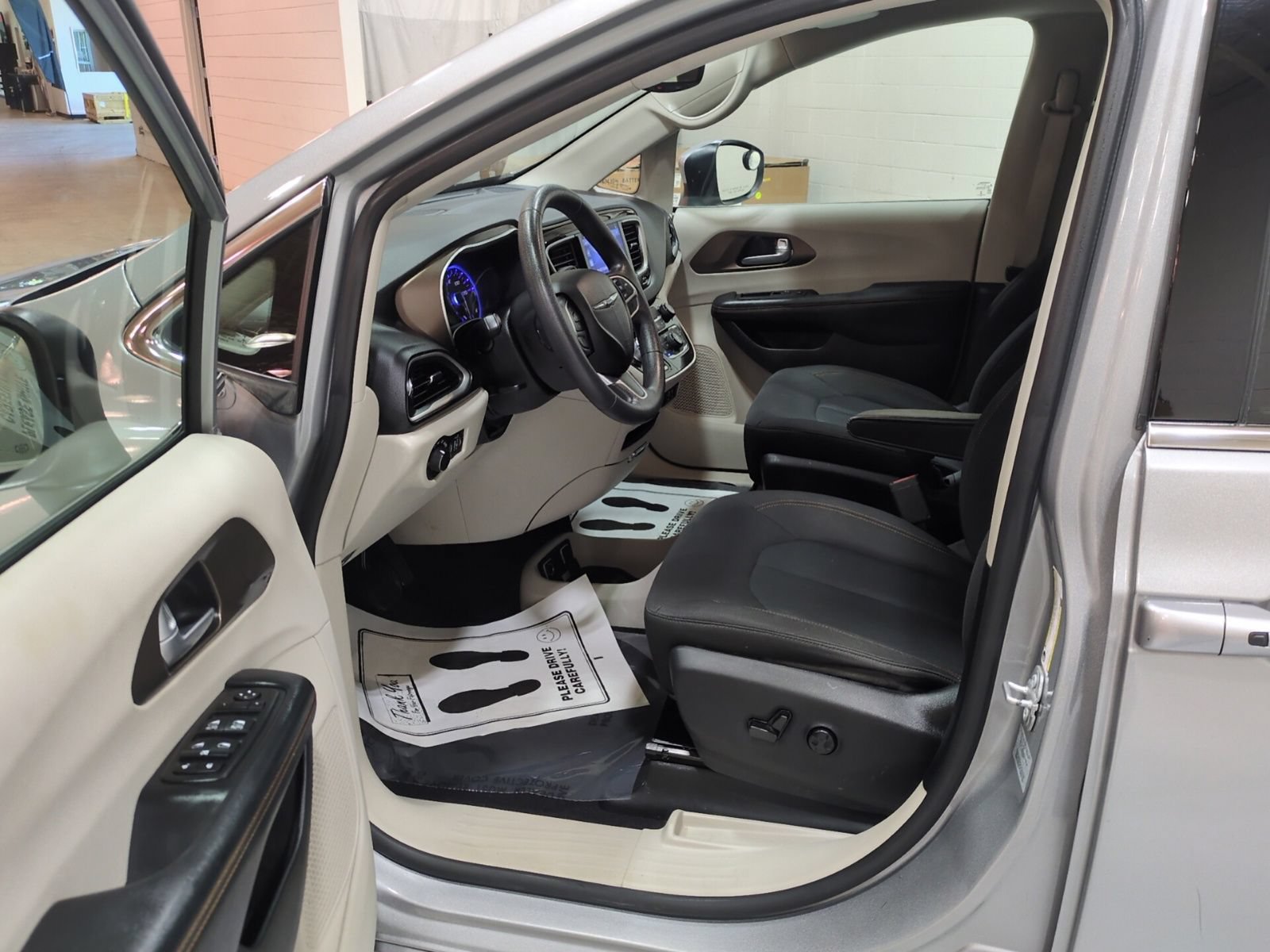 Used 2017 Chrysler Pacifica Touring FWD image 18