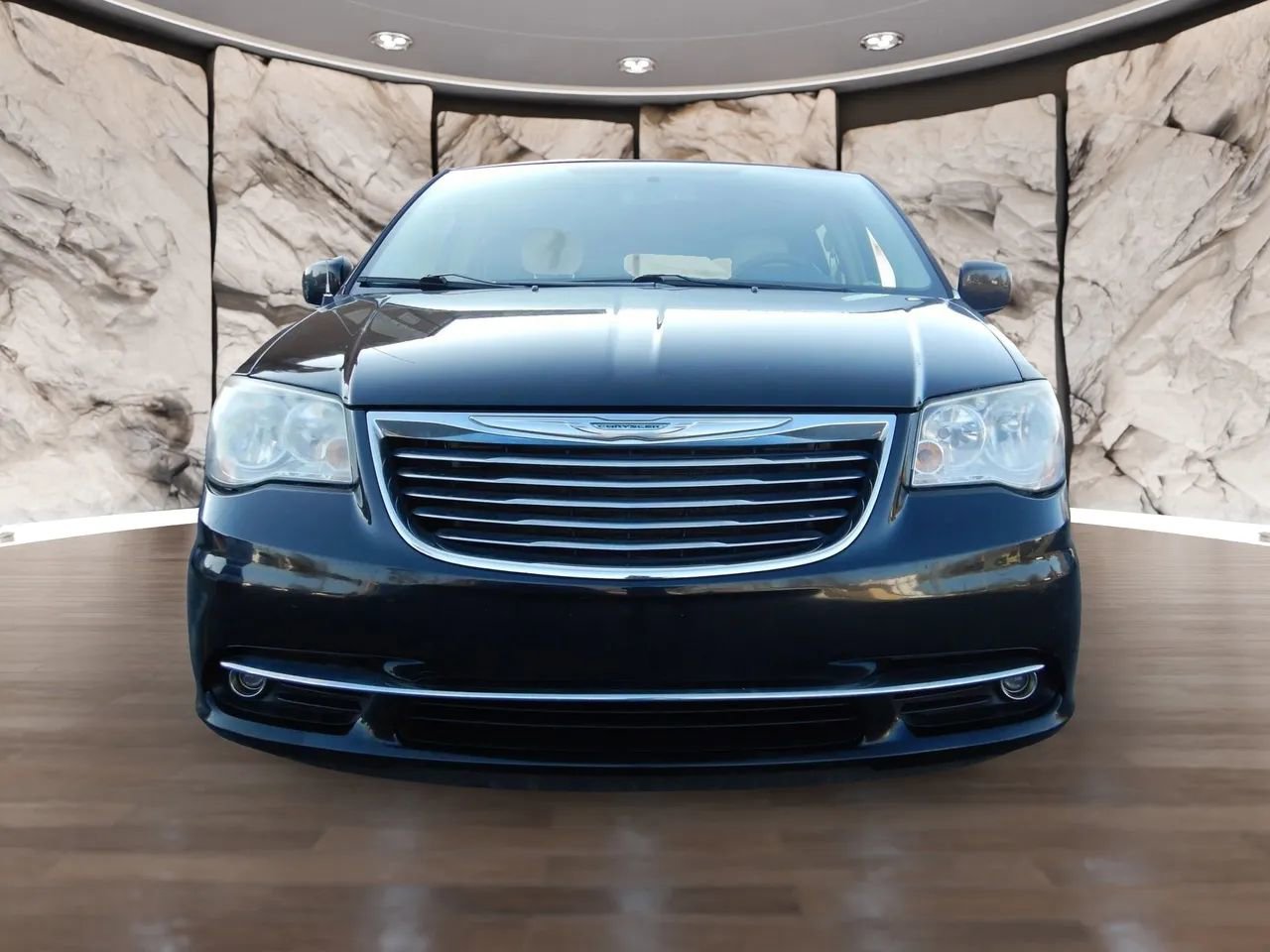 Used 2013 Chrysler Town & Country Touring image 2
