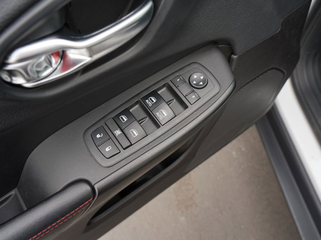 Used 2019 Jeep Cherokee Trailhawk image 13