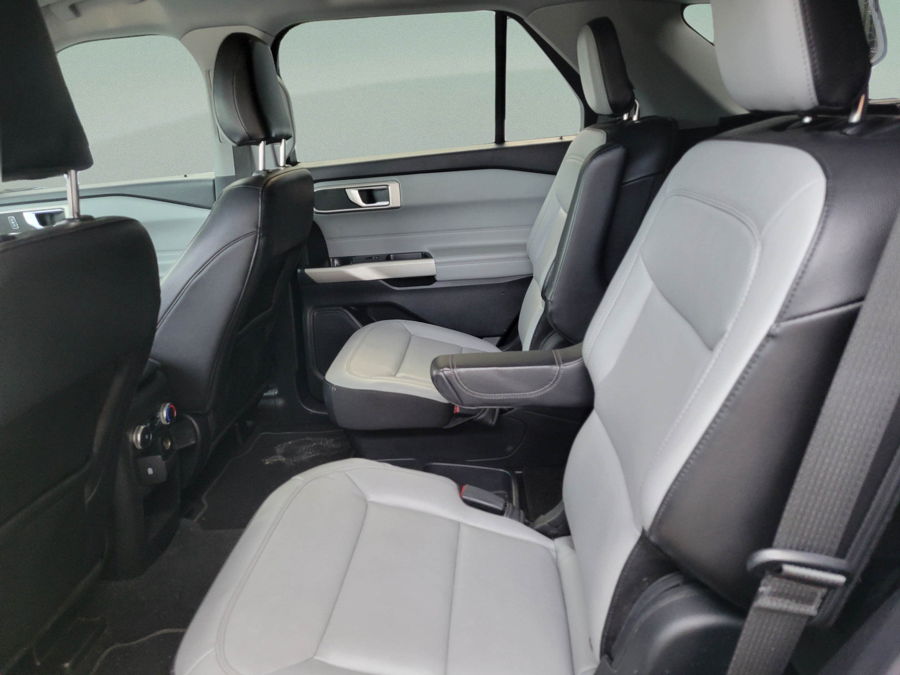 Used 2021 Ford Explorer XLT w/ Equipment Group 202A RWD image 9