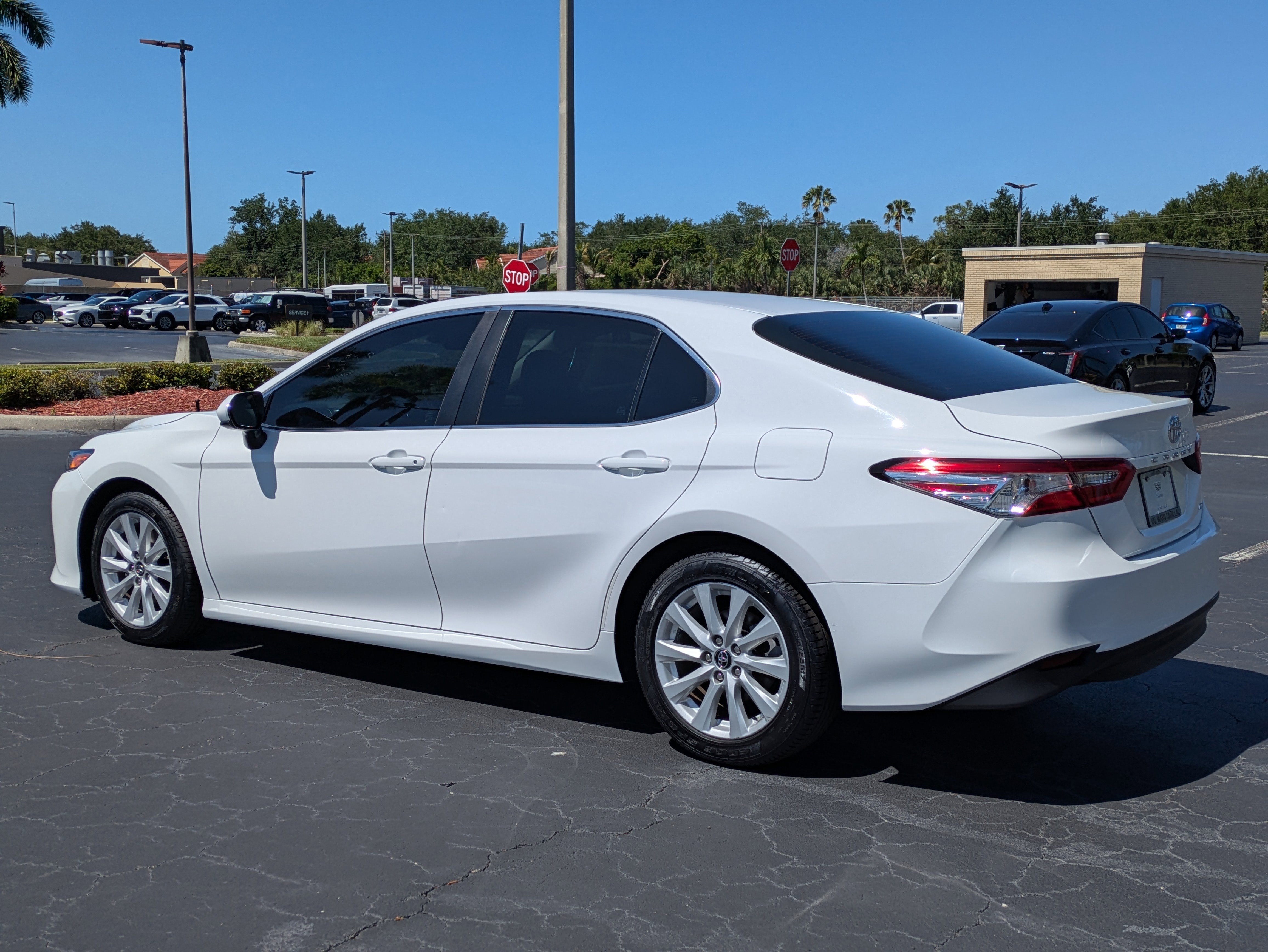 Used 2018 Toyota Camry LE FWD image 4