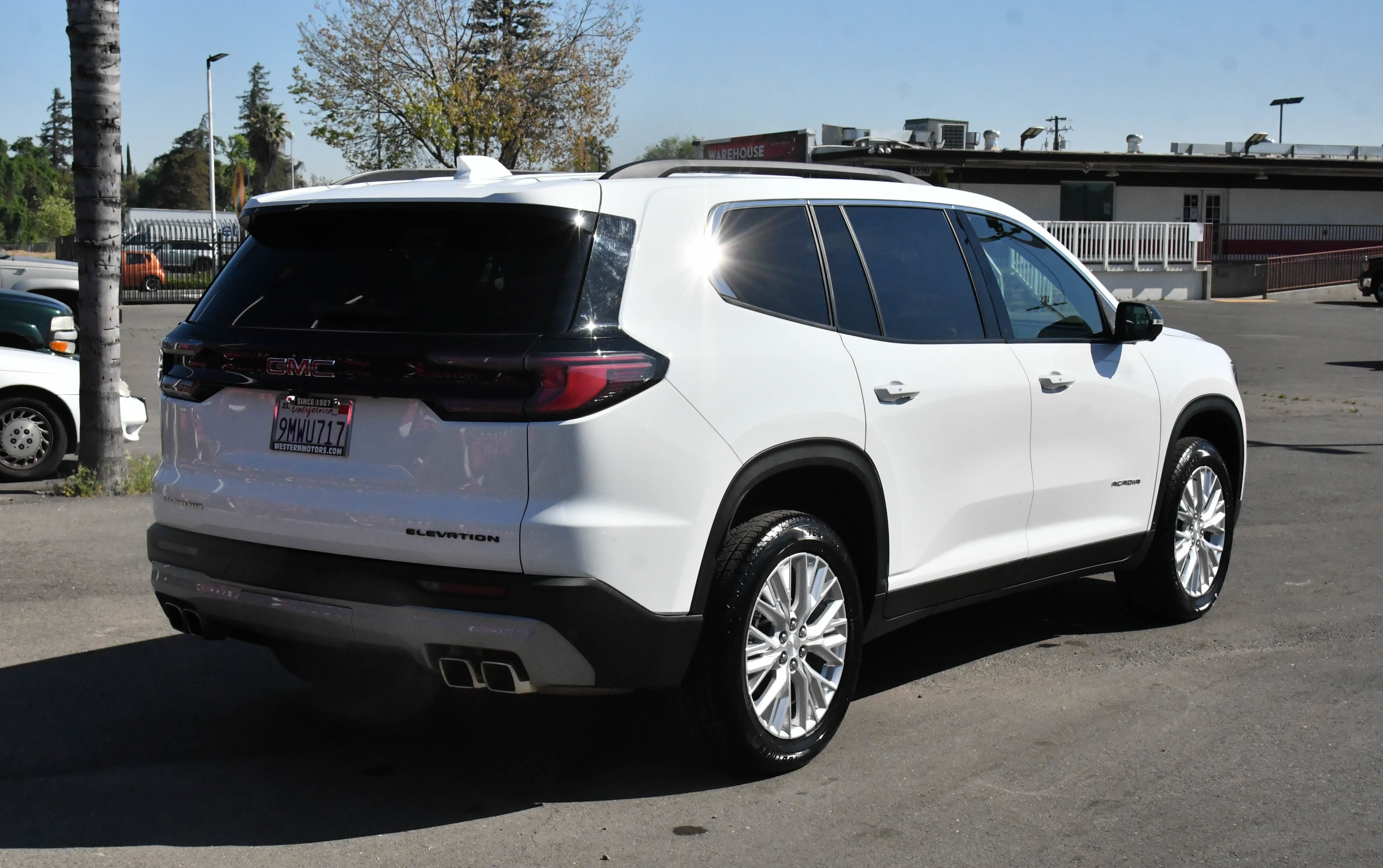 Used 2024 GMC Acadia Elevation image 8