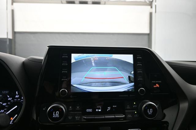 Used 2021 Toyota Highlander XLE AWD/4WD image 21