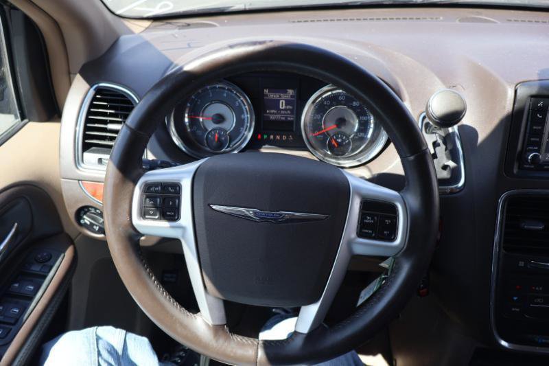 Used 2014 Chrysler Town & Country Touring FWD image 12