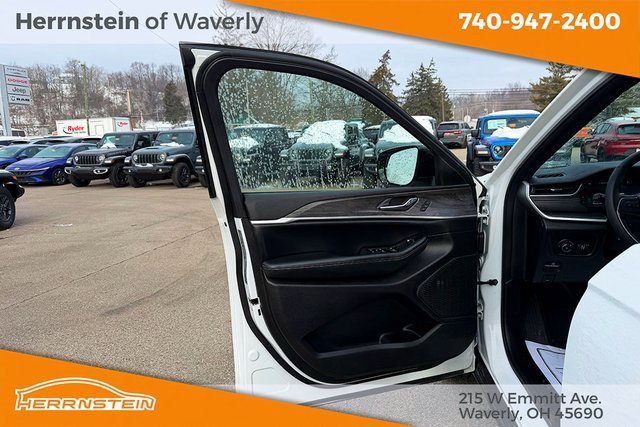 Used 2024 Jeep Grand Cherokee L Limited w/ Luxury Tech Group II image 13