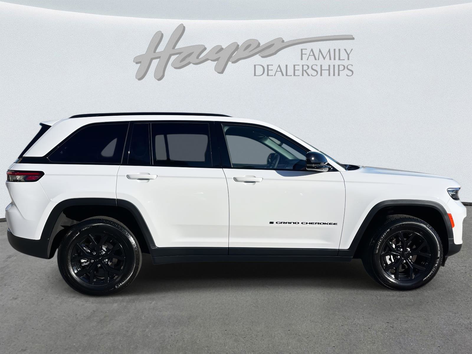 Used 2024 Jeep Grand Cherokee Altitude image 14