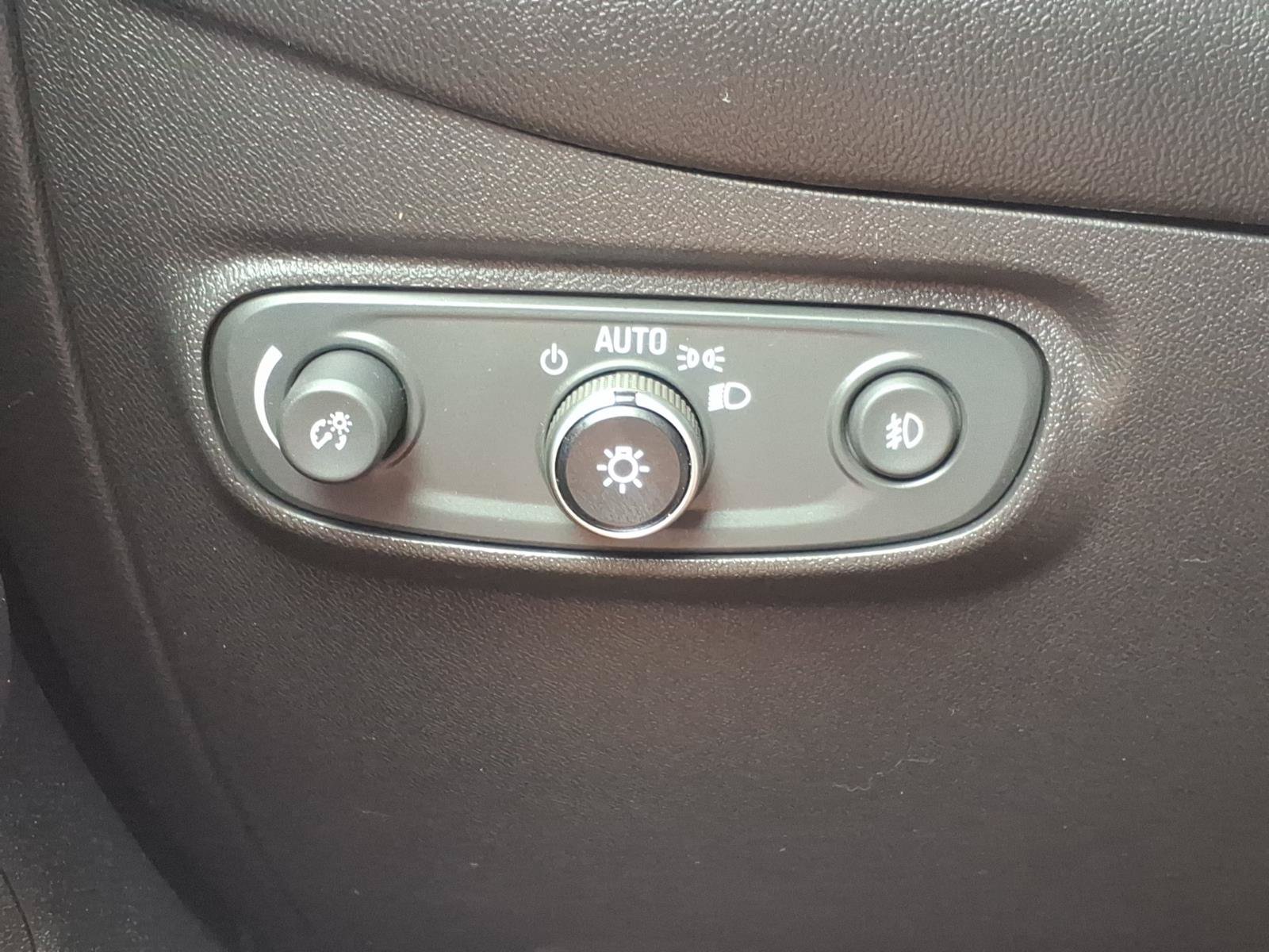 Used 2020 Chevrolet Equinox LT w/ Driver Convenience Package AWD/4WD image 16