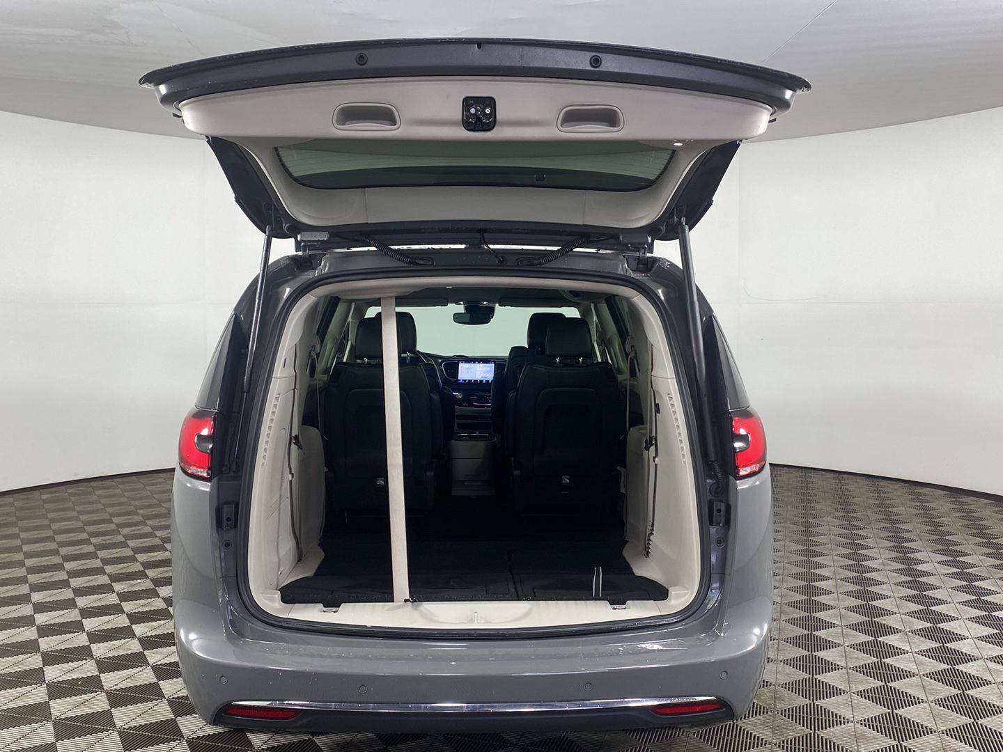 Used 2021 Chrysler Pacifica Touring-L w/ Uconnect Theater Family Group AWD/4WD image 30