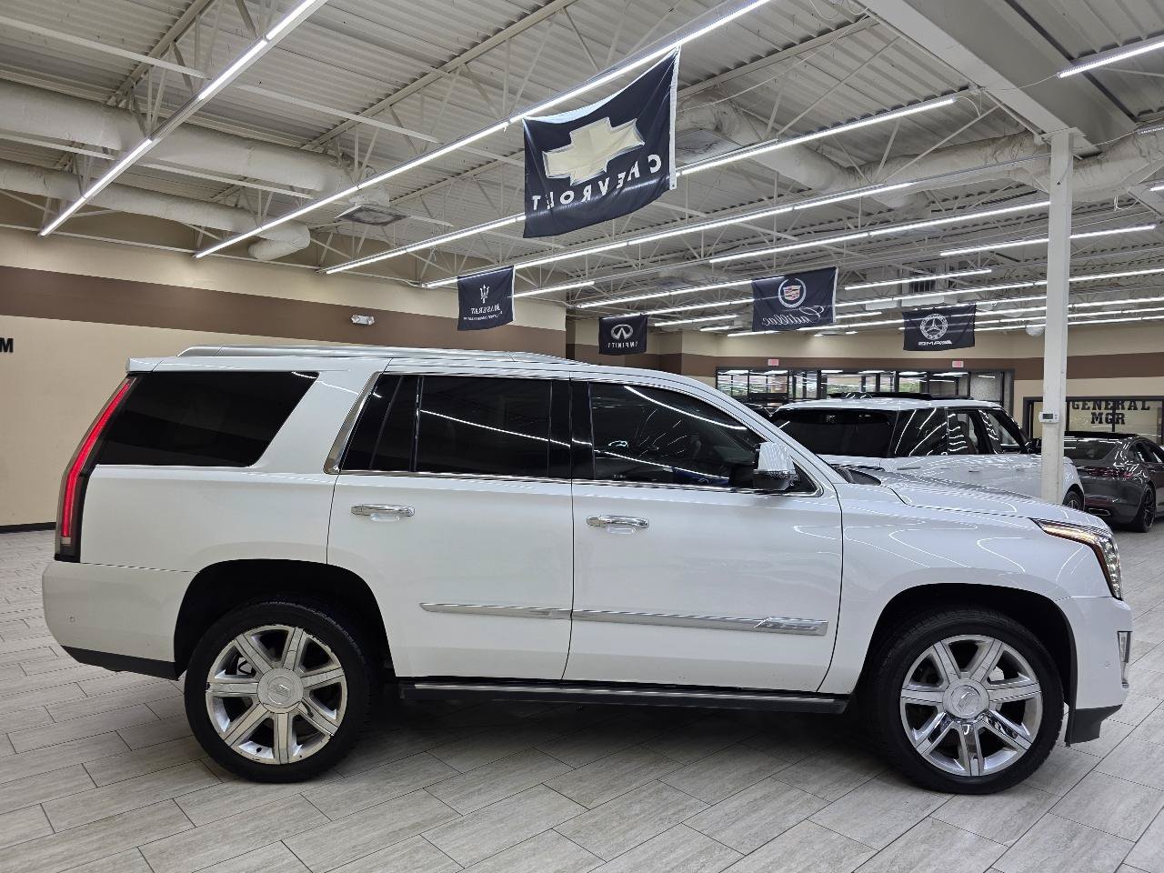 Used 2017 Cadillac Escalade Premium Luxury AWD/4WD image 5