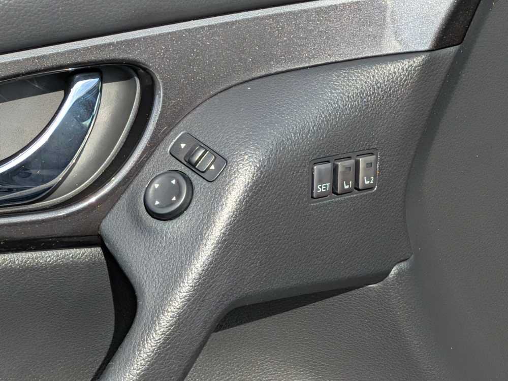 Used 2018 Nissan Rogue SV w/ Premium Package AWD/4WD image 15