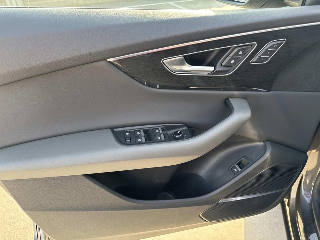 Used 2019 Audi Q8 Premium Plus w/ Premium Plus image 17