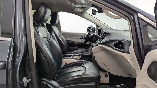 Used 2021 Chrysler Pacifica Touring-L image 19