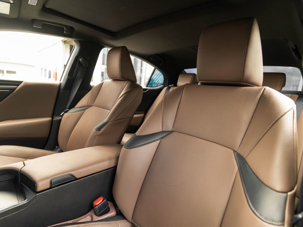 Used 2025 Lexus ES 300h w/ Premium Package FWD image 6