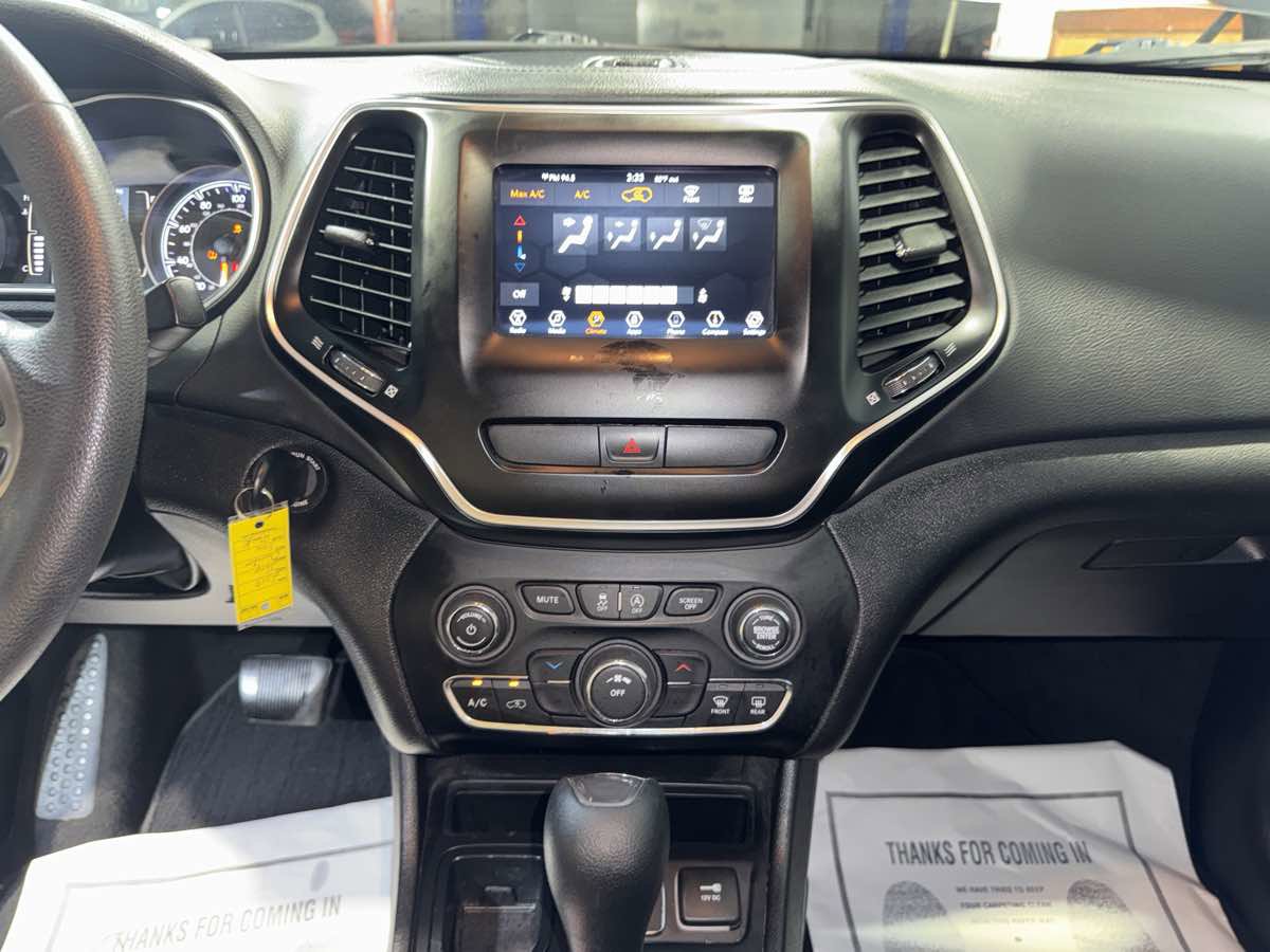 Used 2019 Jeep Cherokee Latitude w/ Popular Appearance Group FWD image 20