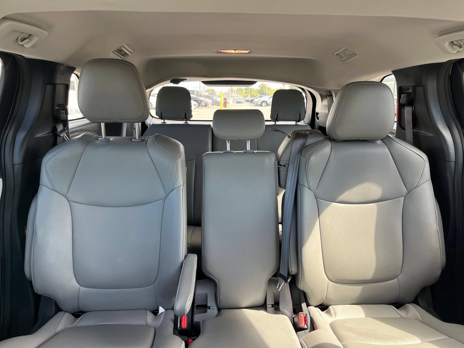 Used 2025 Toyota Sienna XLE FWD image 40