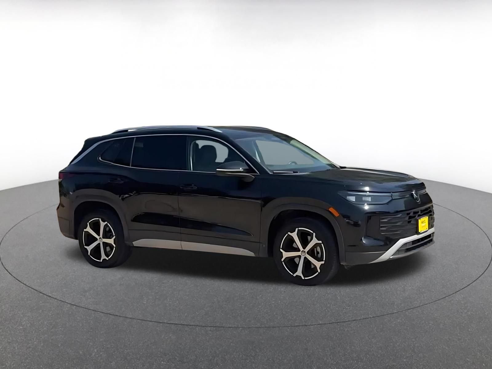 Used 2026 Volkswagen Tiguan SE AWD/4WD image 2