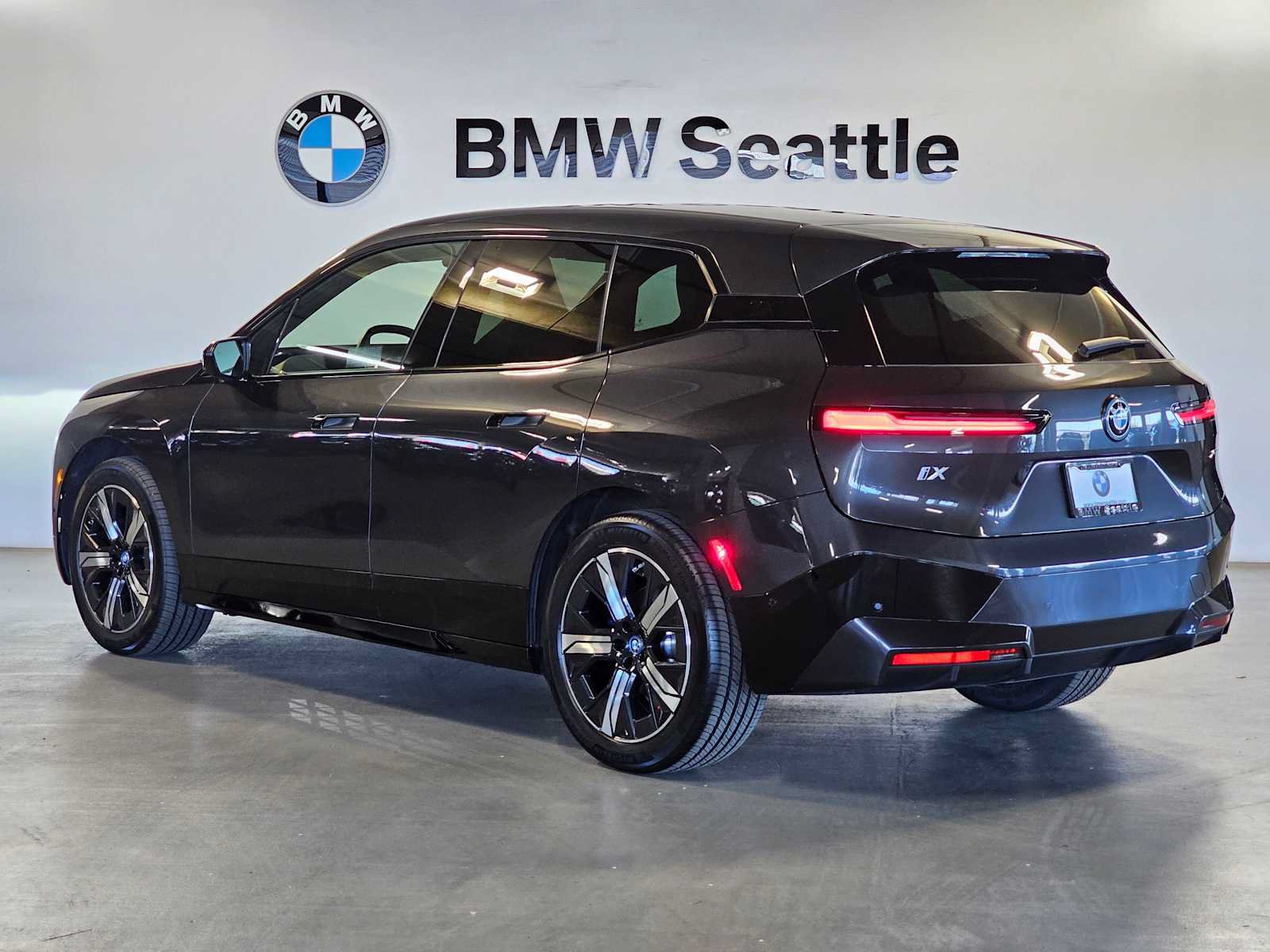 Used 2024 BMW iX xDrive50 w/ Sport Package AWD/4WD image 4