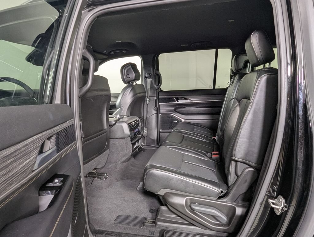 Used 2024 Jeep Wagoneer L Series II RWD image 25