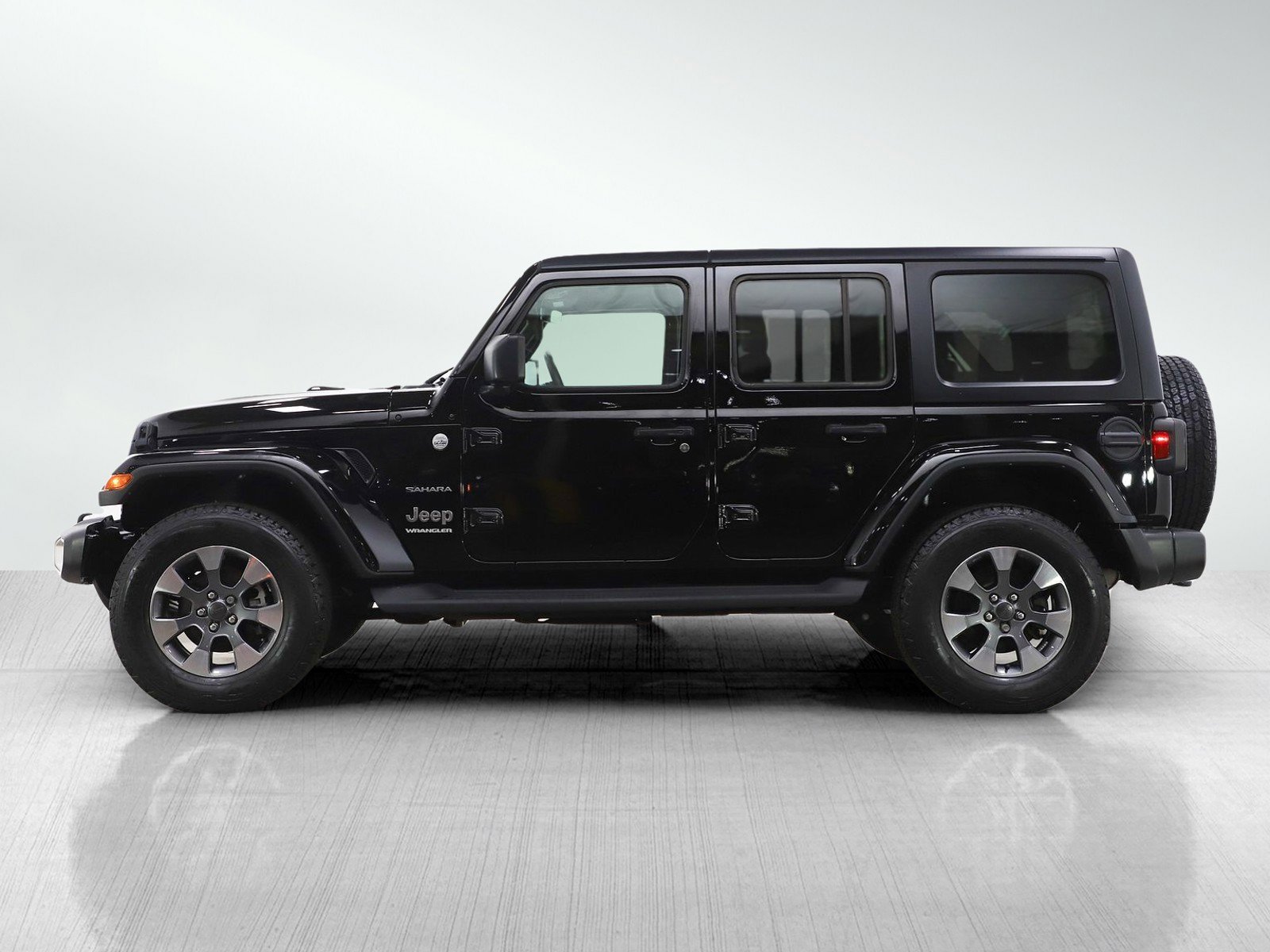 Used 2023 Jeep Wrangler Unlimited Sahara w/ Dual Top Group AWD/4WD image 2