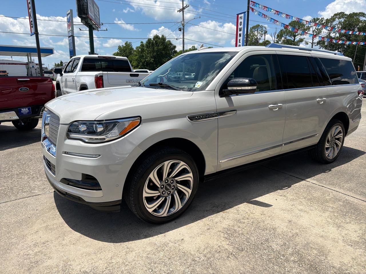 Used 2022 Lincoln Navigator L Reserve RWD image 3