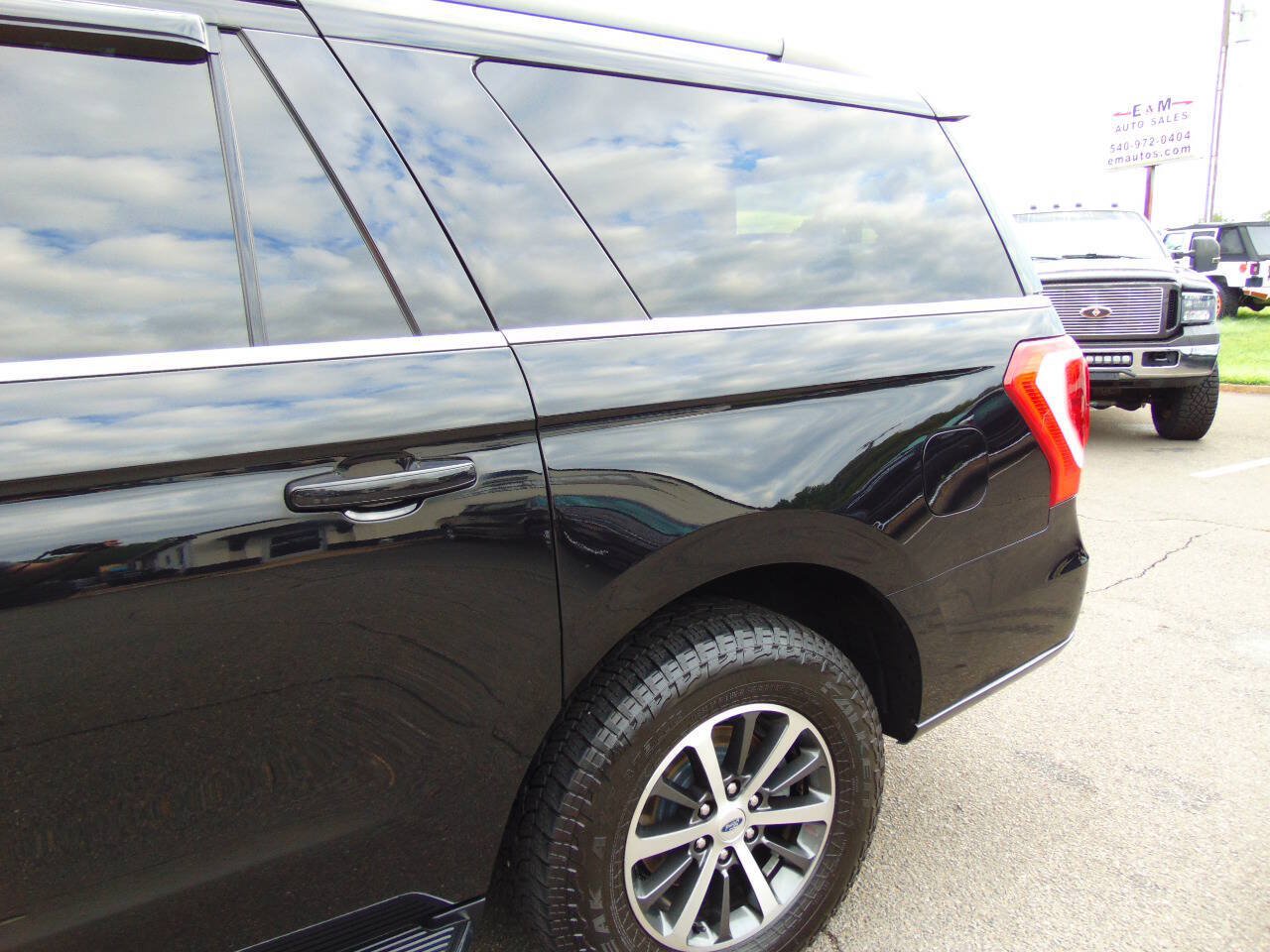 Used 2019 Ford Expedition Max XLT w/ Equipment Group 202A AWD/4WD image 37