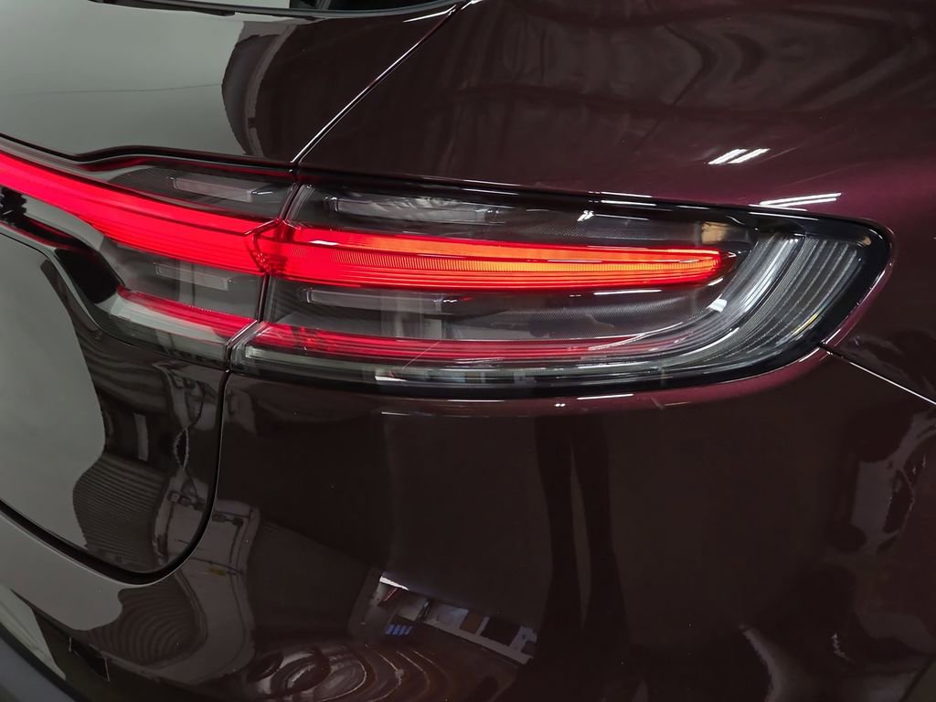 Certified 2025 Porsche Macan image 30