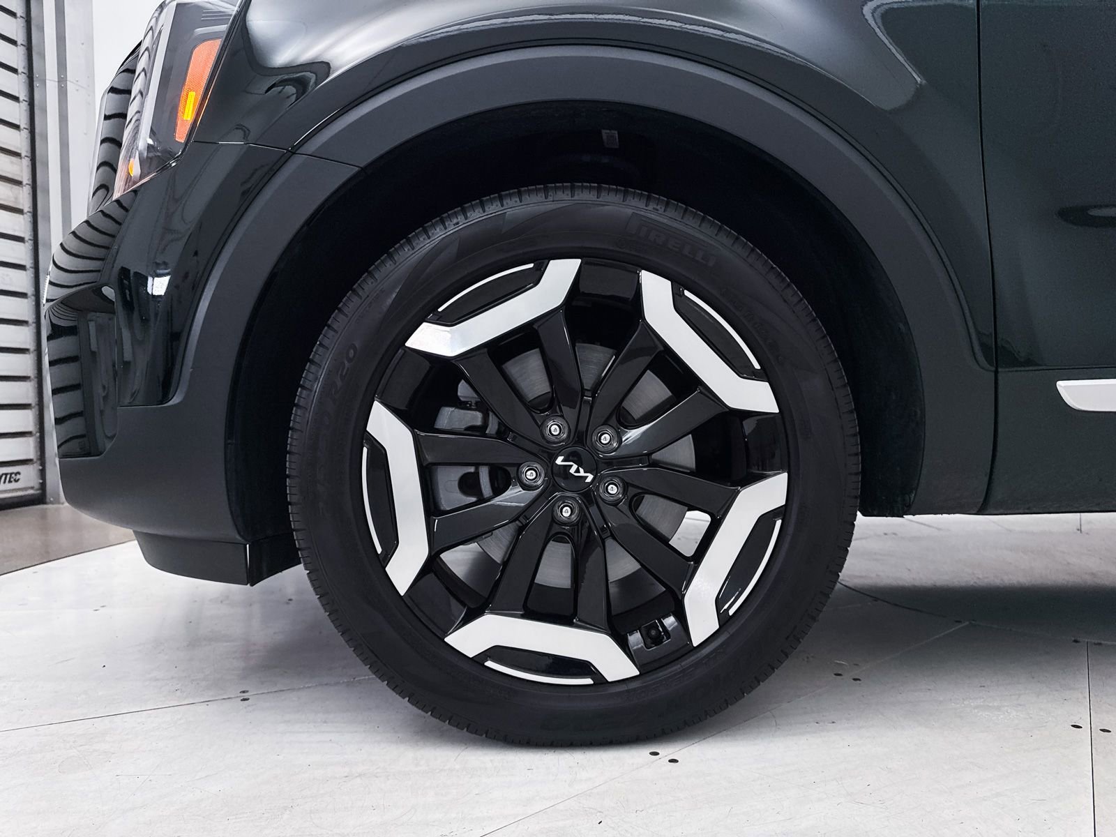 Certified 2024 Kia Telluride EX w/ EX Captain's Chair Package image 16