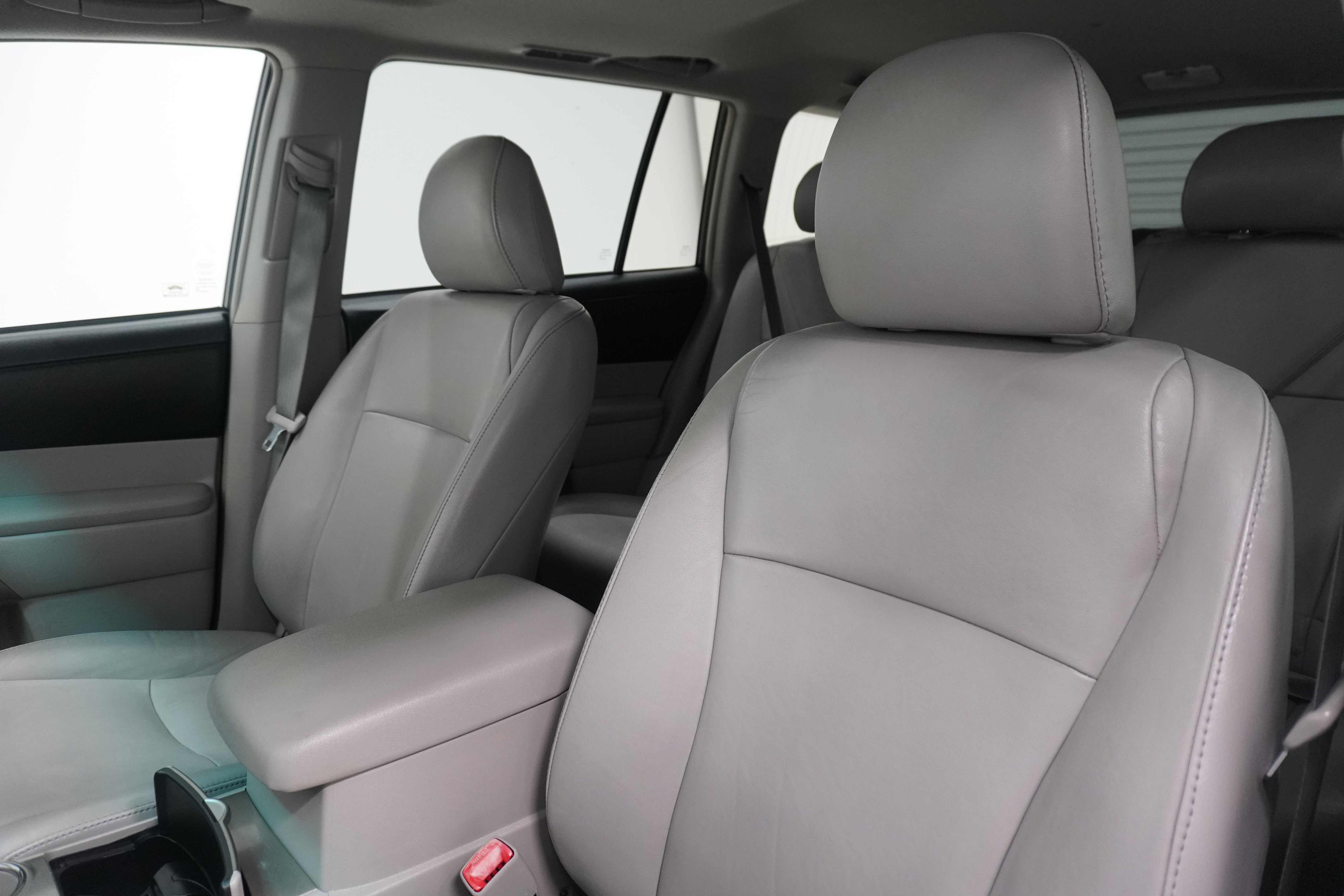 Used 2011 Toyota Highlander SE w/ Tow Pkg FWD image 11