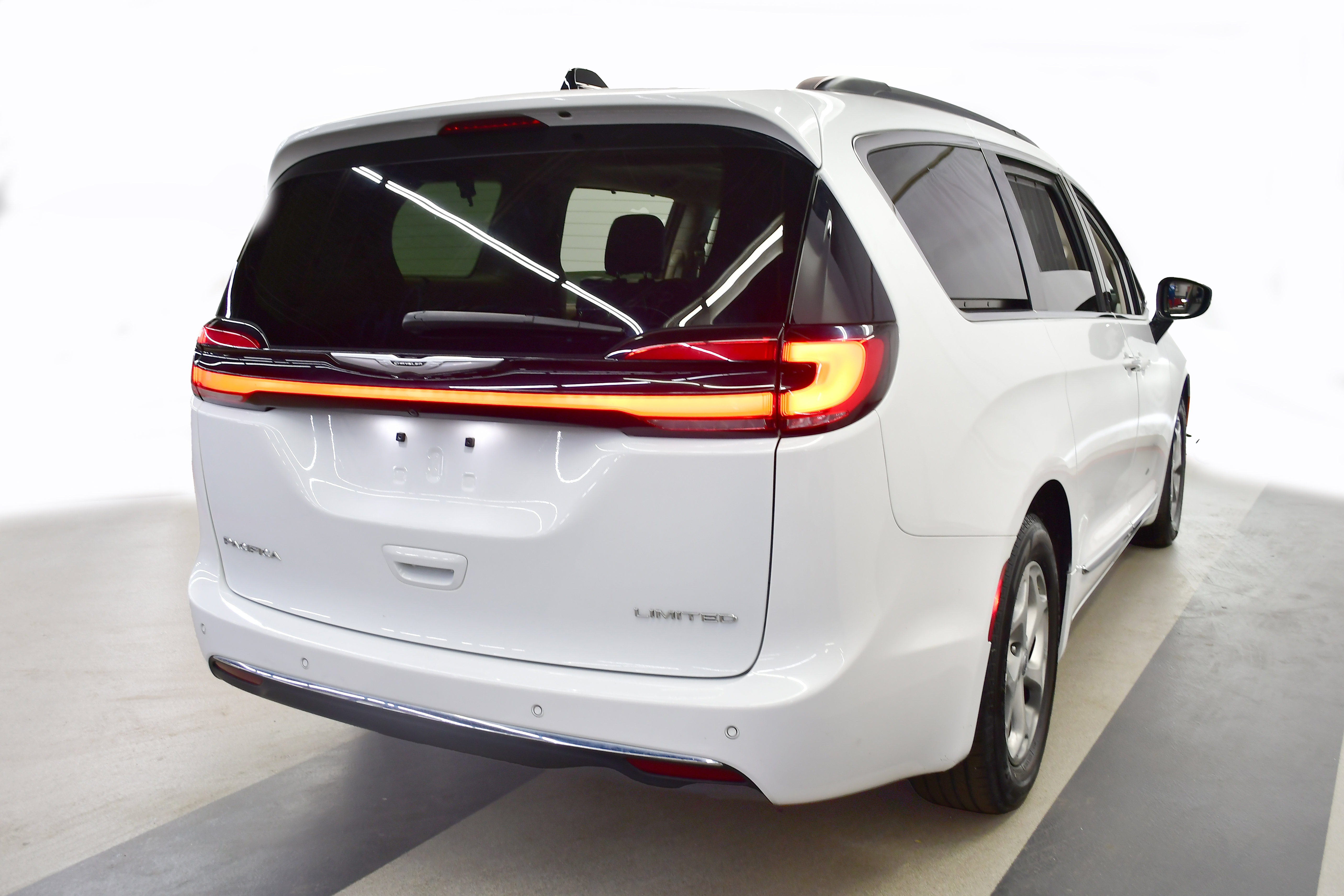 Used 2023 Chrysler Pacifica Limited FWD image 7