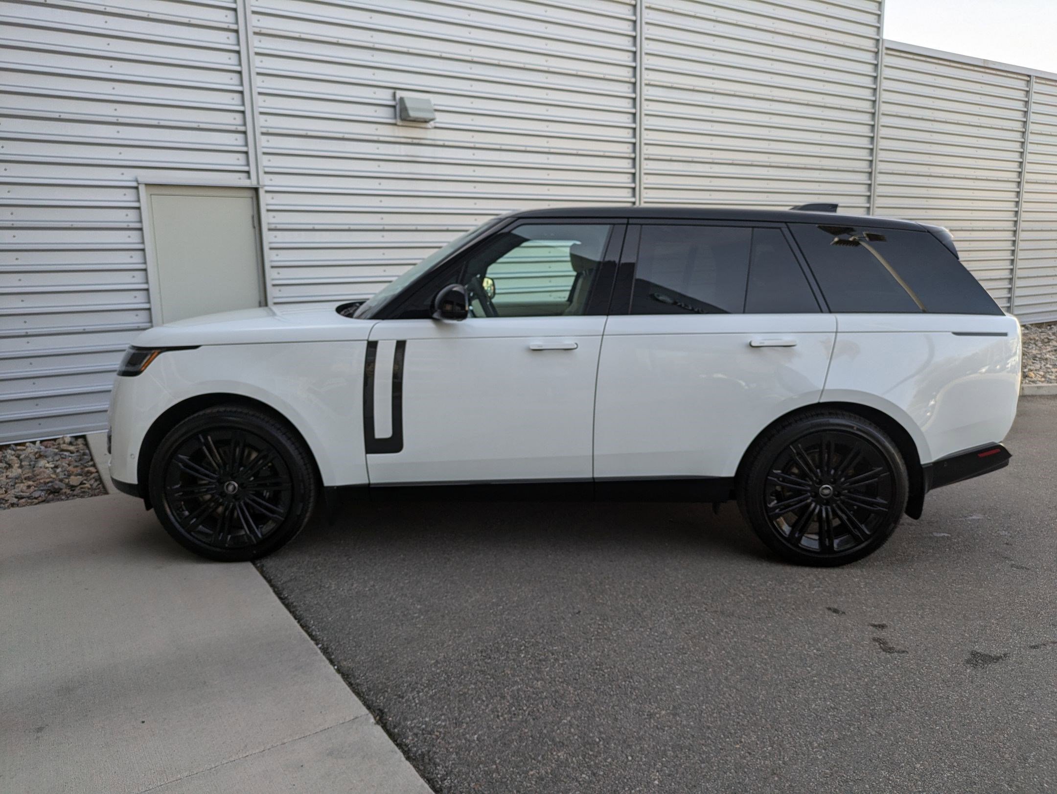 New 2025 Land Rover Range Rover SE image 2