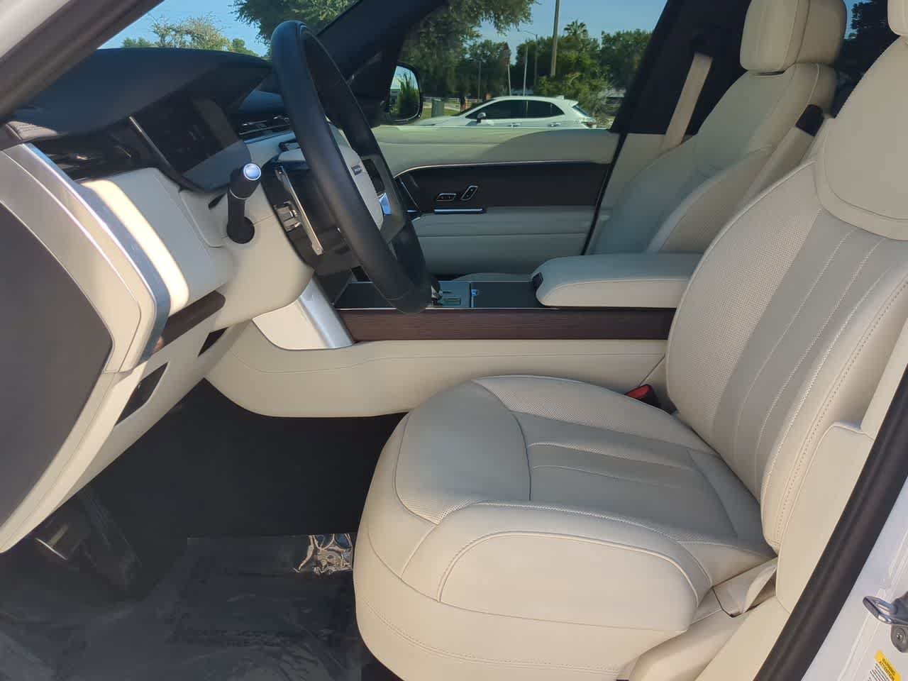 Certified 2025 Land Rover Range Rover SE AWD/4WD image 17