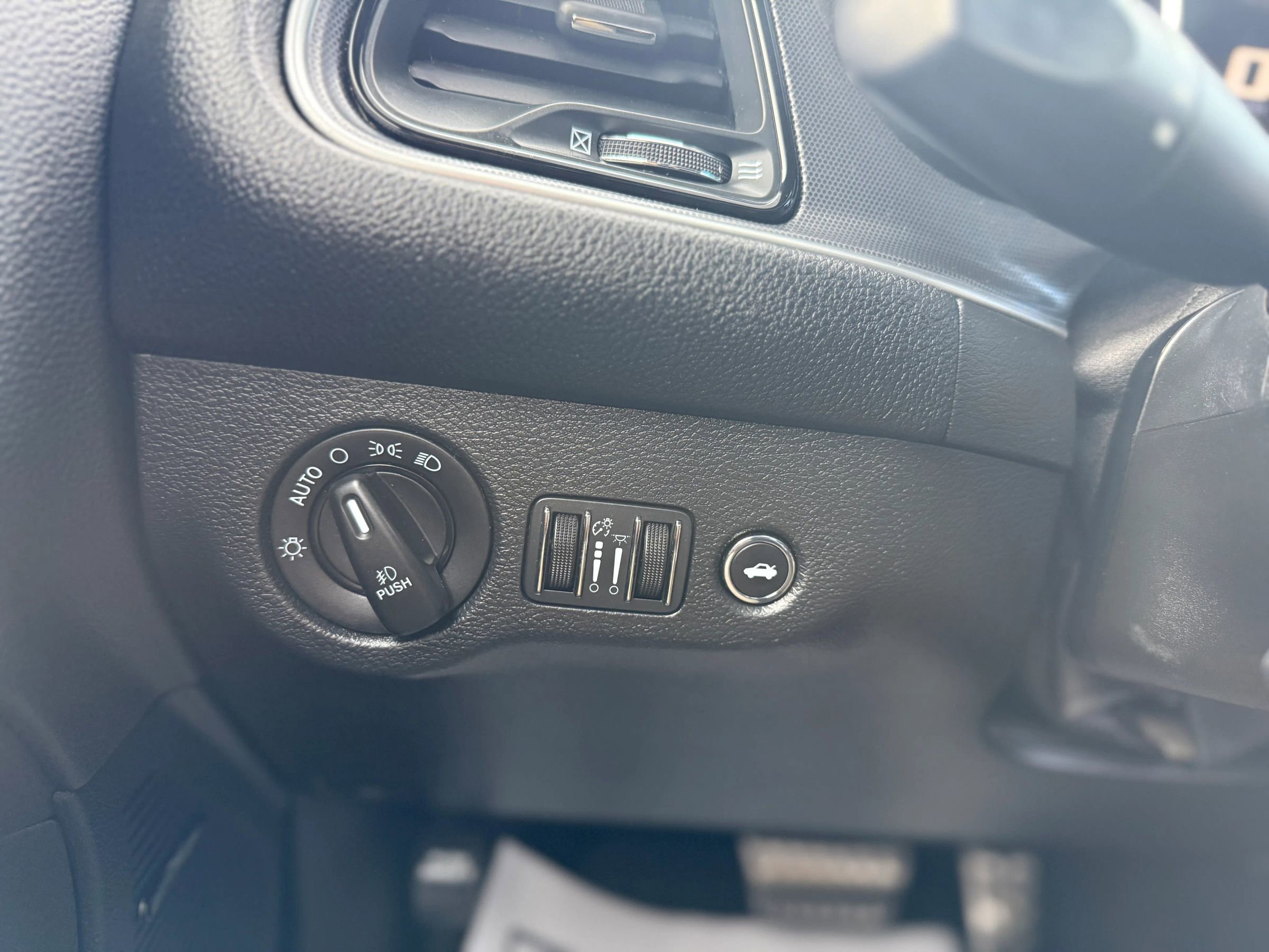 Used 2015 Dodge Challenger SRT image 26