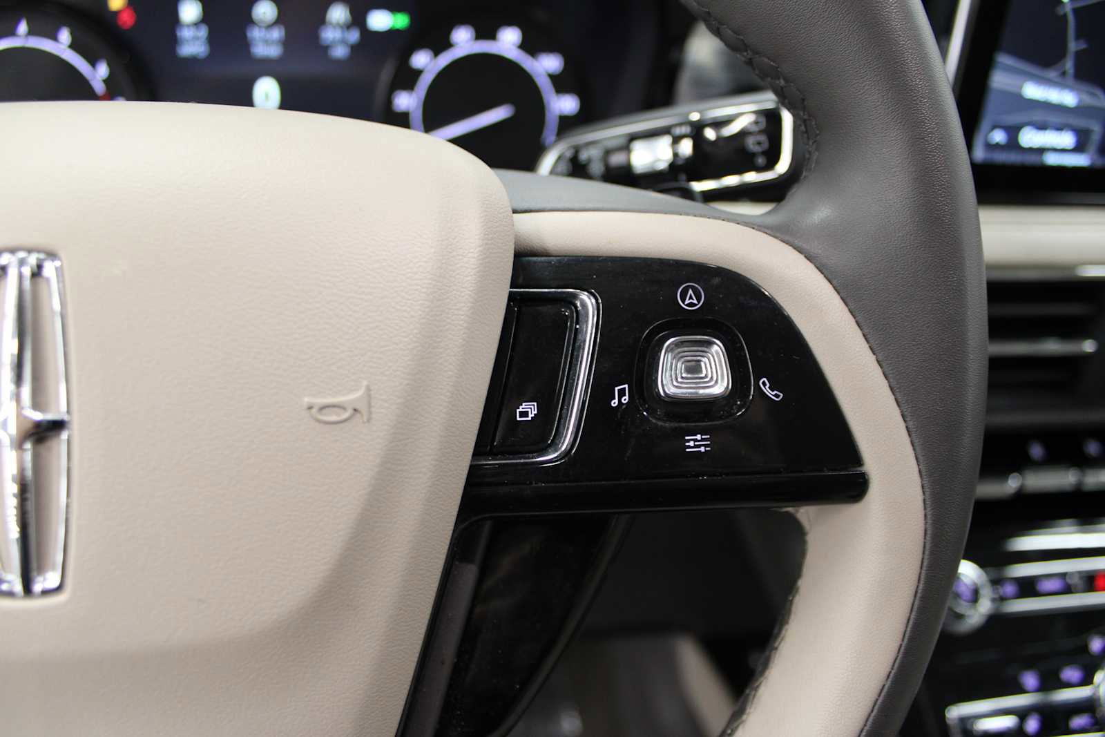 Used 2022 Lincoln Corsair AWD w/ Equipment Group 101A image 23