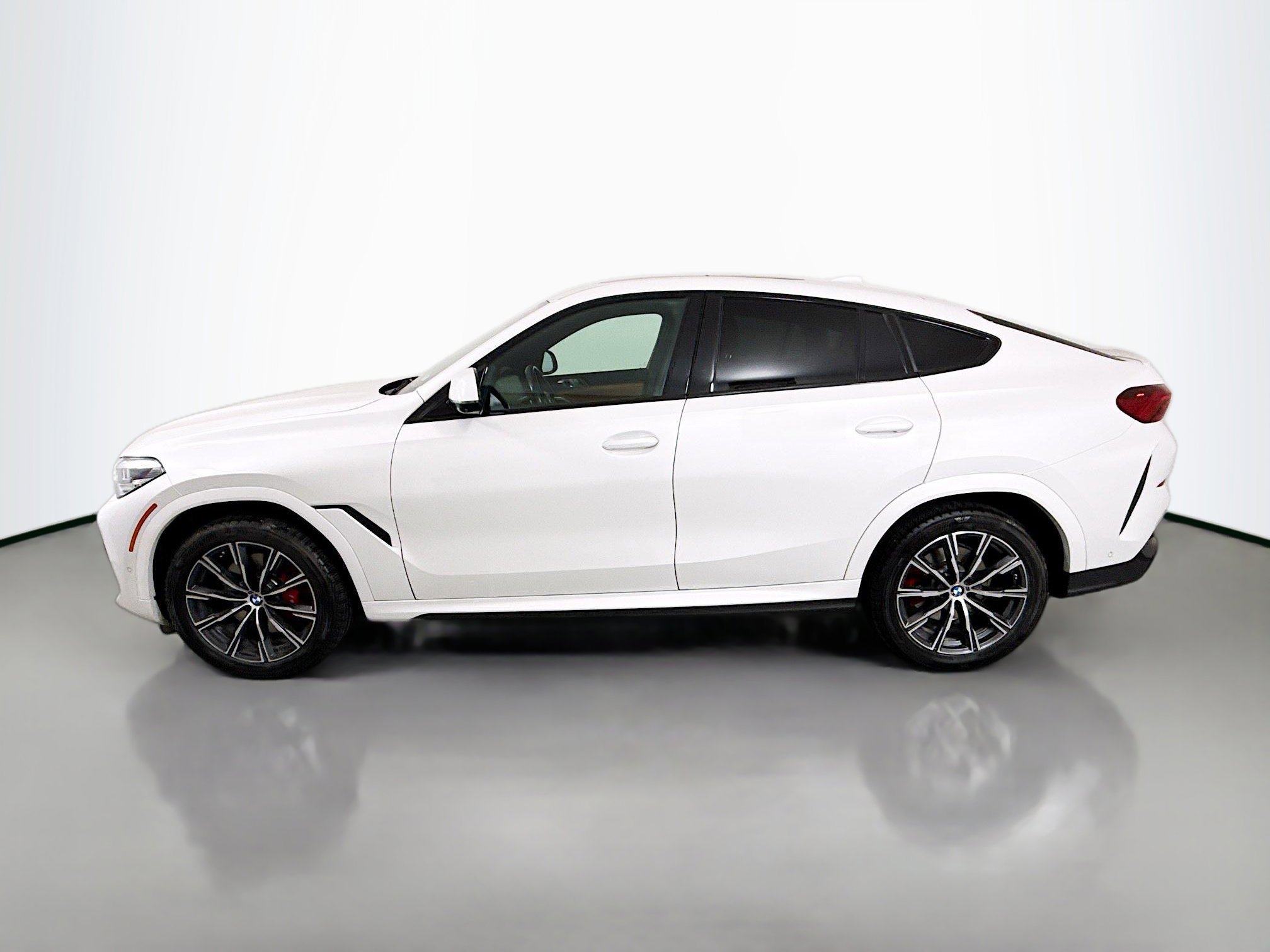 Used 2022 BMW X6 xDrive40i w/ M Sport Package AWD/4WD image 4