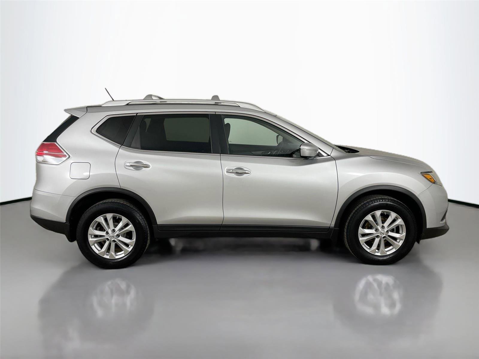 Used 2015 Nissan Rogue SV w/ SV Premium Package image 17