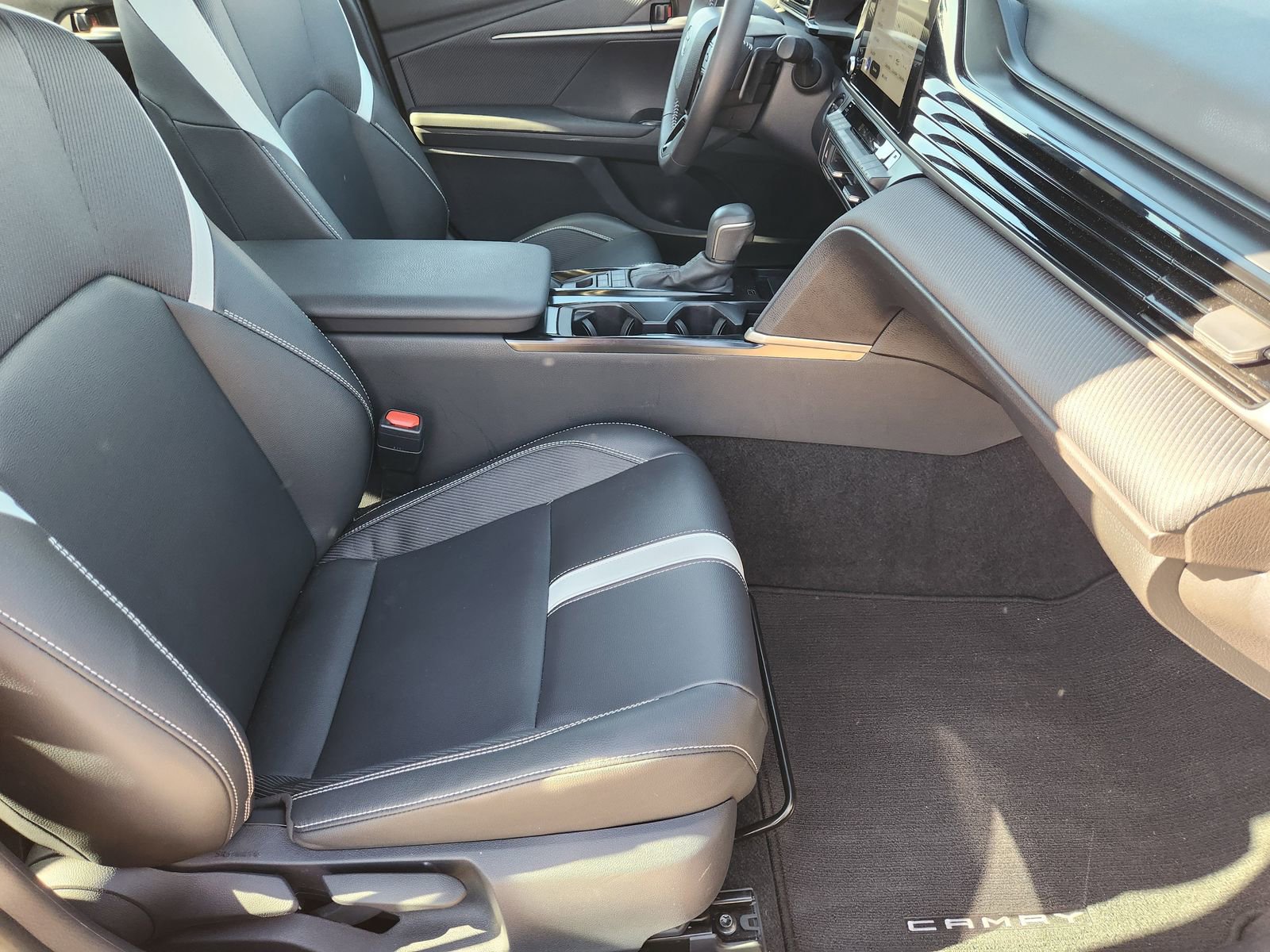 Used 2025 Toyota Camry SE w/ Convenience Package image 17