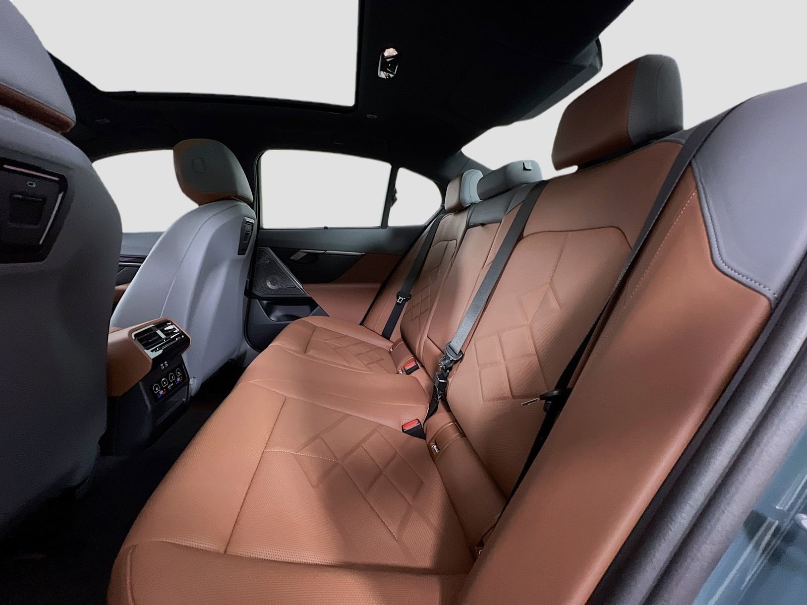 New 2026 BMW 550e xDrive w/ Executive Package image 25