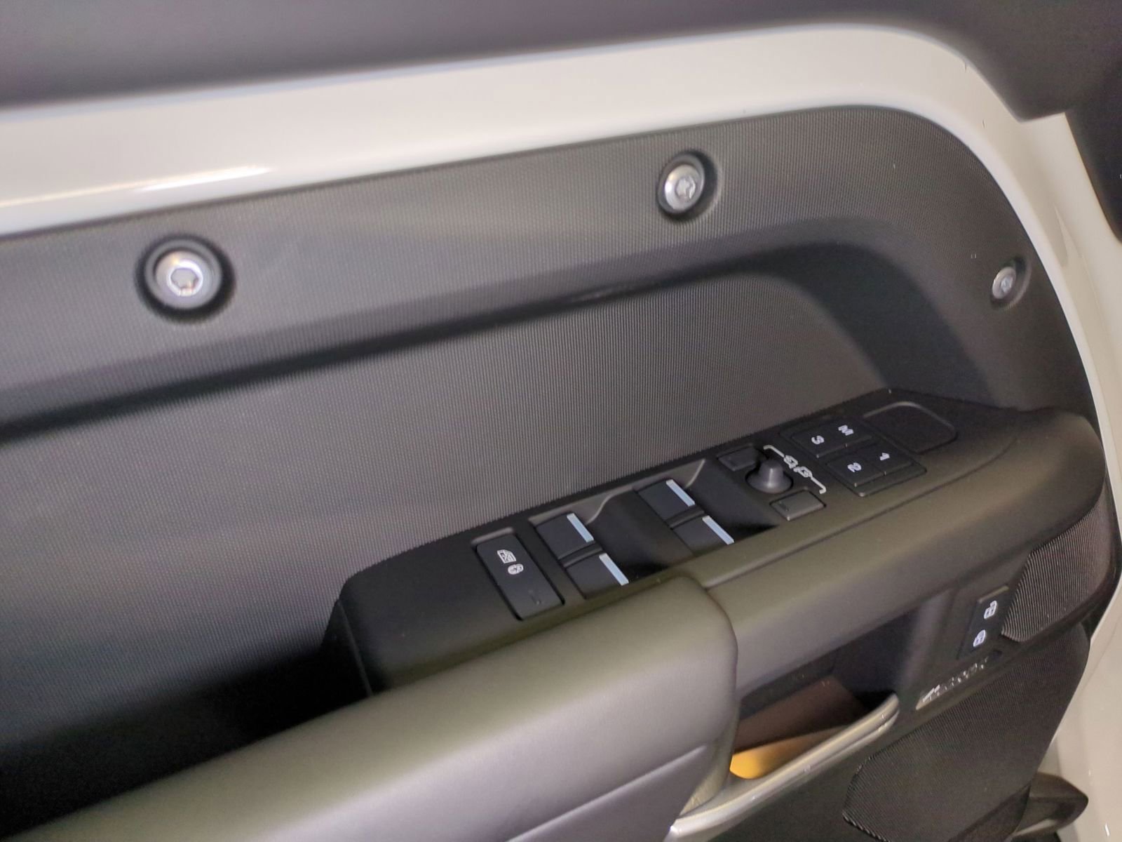 New 2026 Land Rover Defender 110 X-Dynamic SE image 12