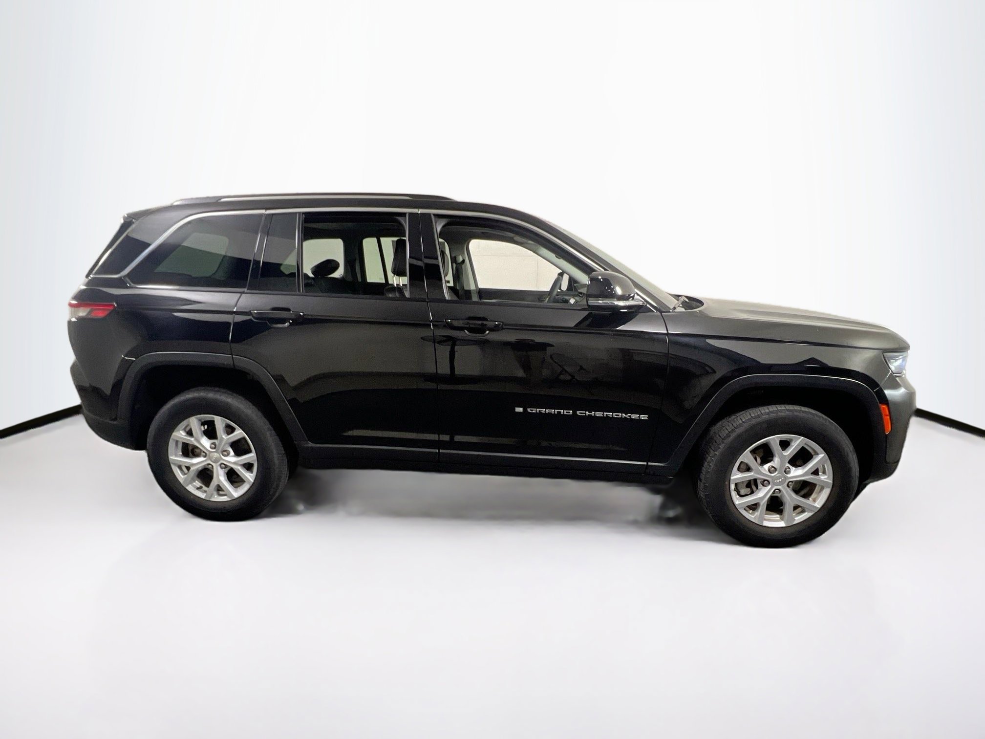 Used 2023 Jeep Grand Cherokee Limited AWD/4WD image 4