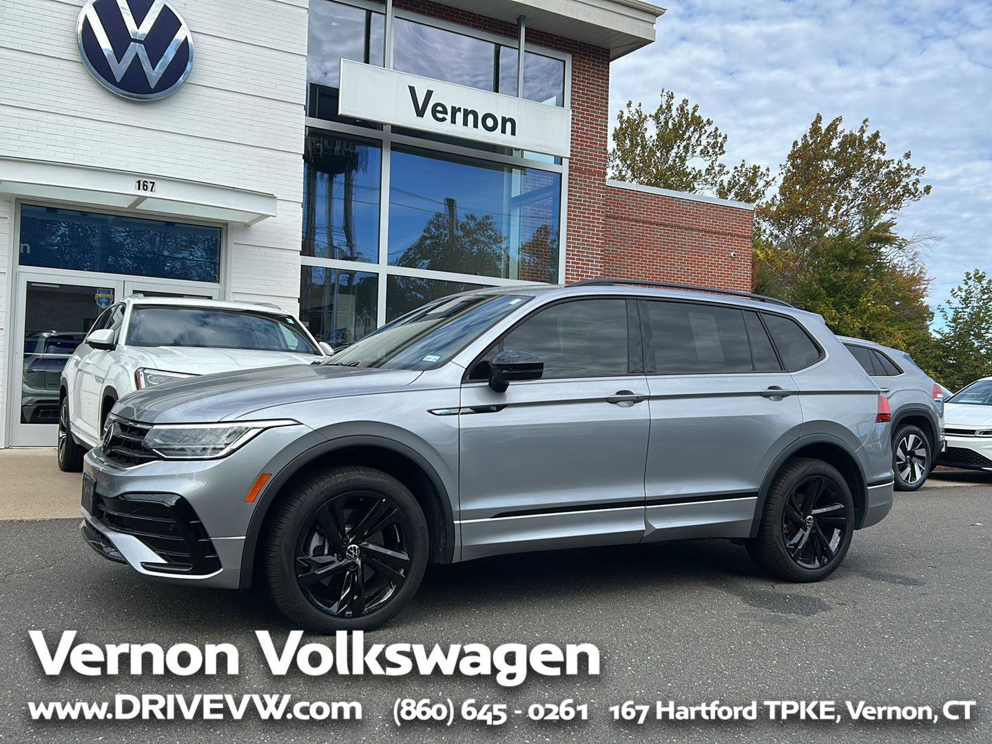 Used 2024 Volkswagen Tiguan SE R-Line image 1