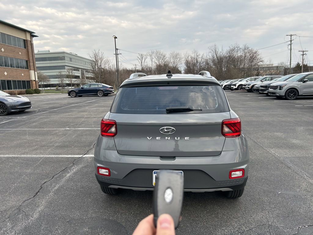 Used 2021 Hyundai Venue SEL w/ Cargo Package image 6